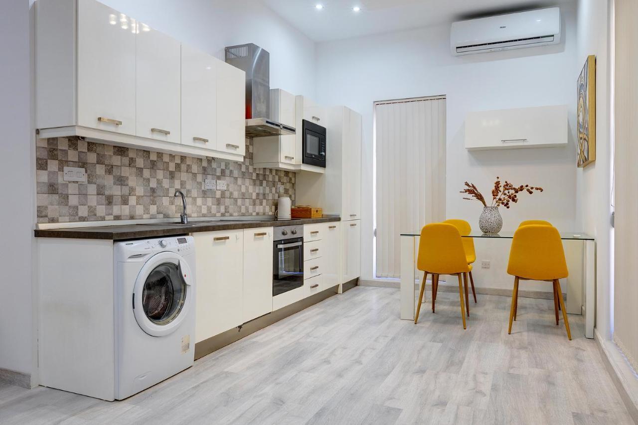 Picturesque Sliema Pad Steps From The Seafront Apartment Exterior photo