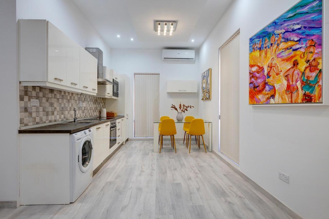 Picturesque Sliema Pad Steps From The Seafront Apartment Exterior photo