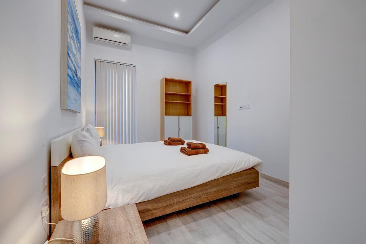 Picturesque Sliema Pad Steps From The Seafront Apartment Exterior photo